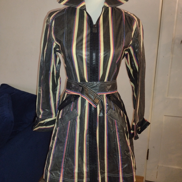 SOLD ♥️CHANEL 2007 Collection Rain Jacket - Picture 5 of 17